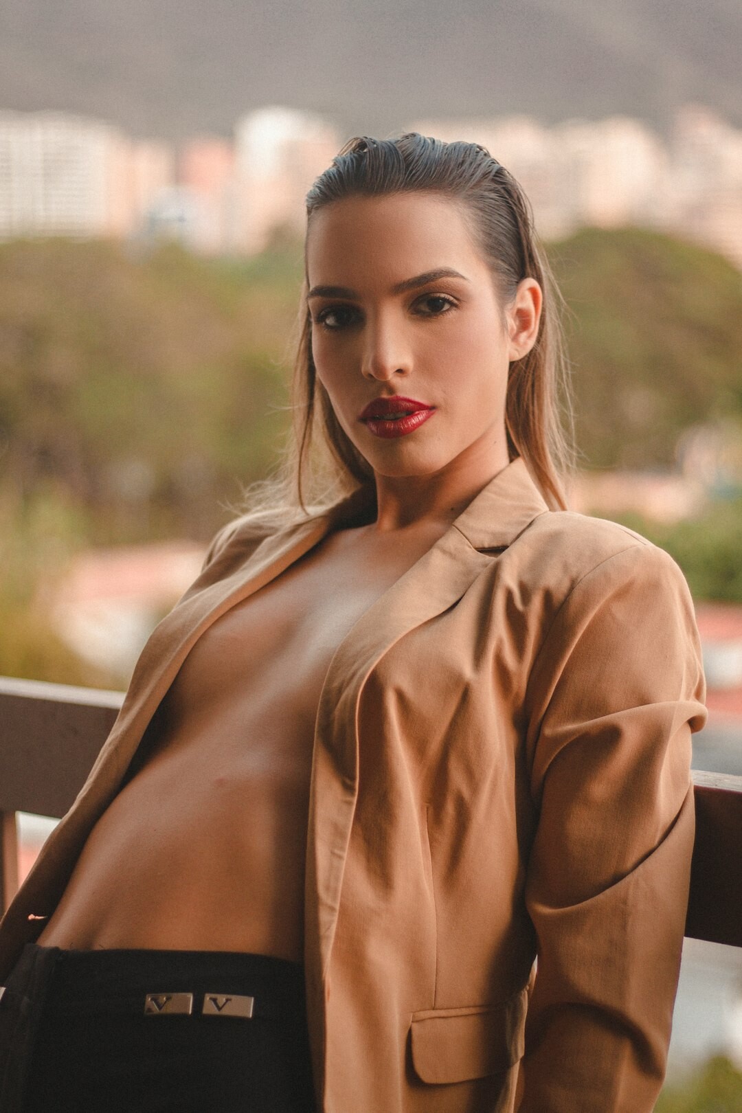 Retrato de mulher portuguesa, editora-chefe, vestindo blazer