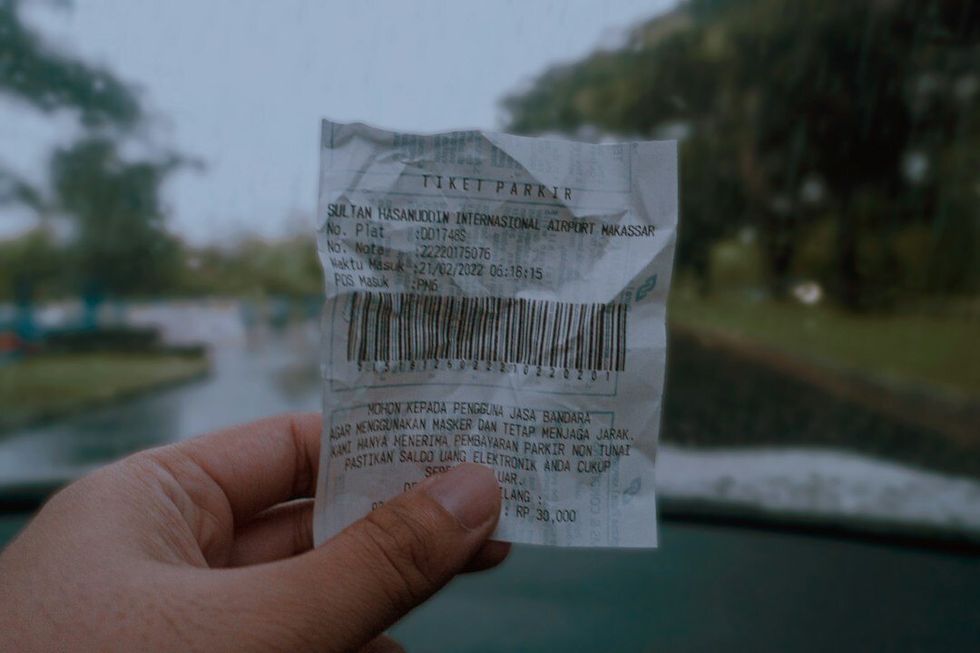 Lupa sobre documentos e recortes de jornal representando verificação de factos