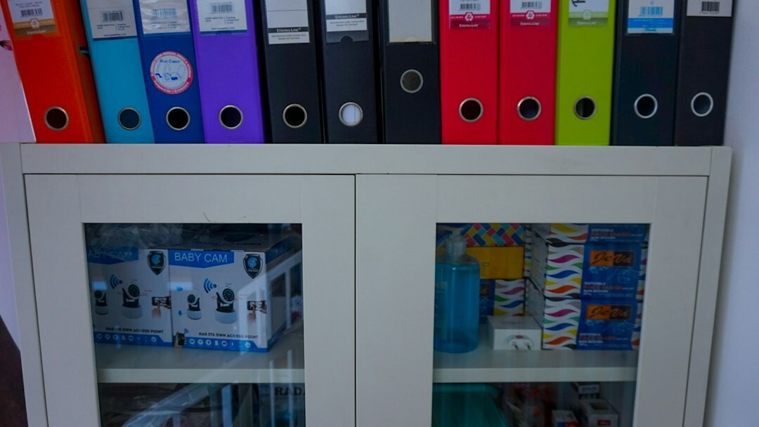 Arquivo de redação com estantes de pastas e documentos organizados